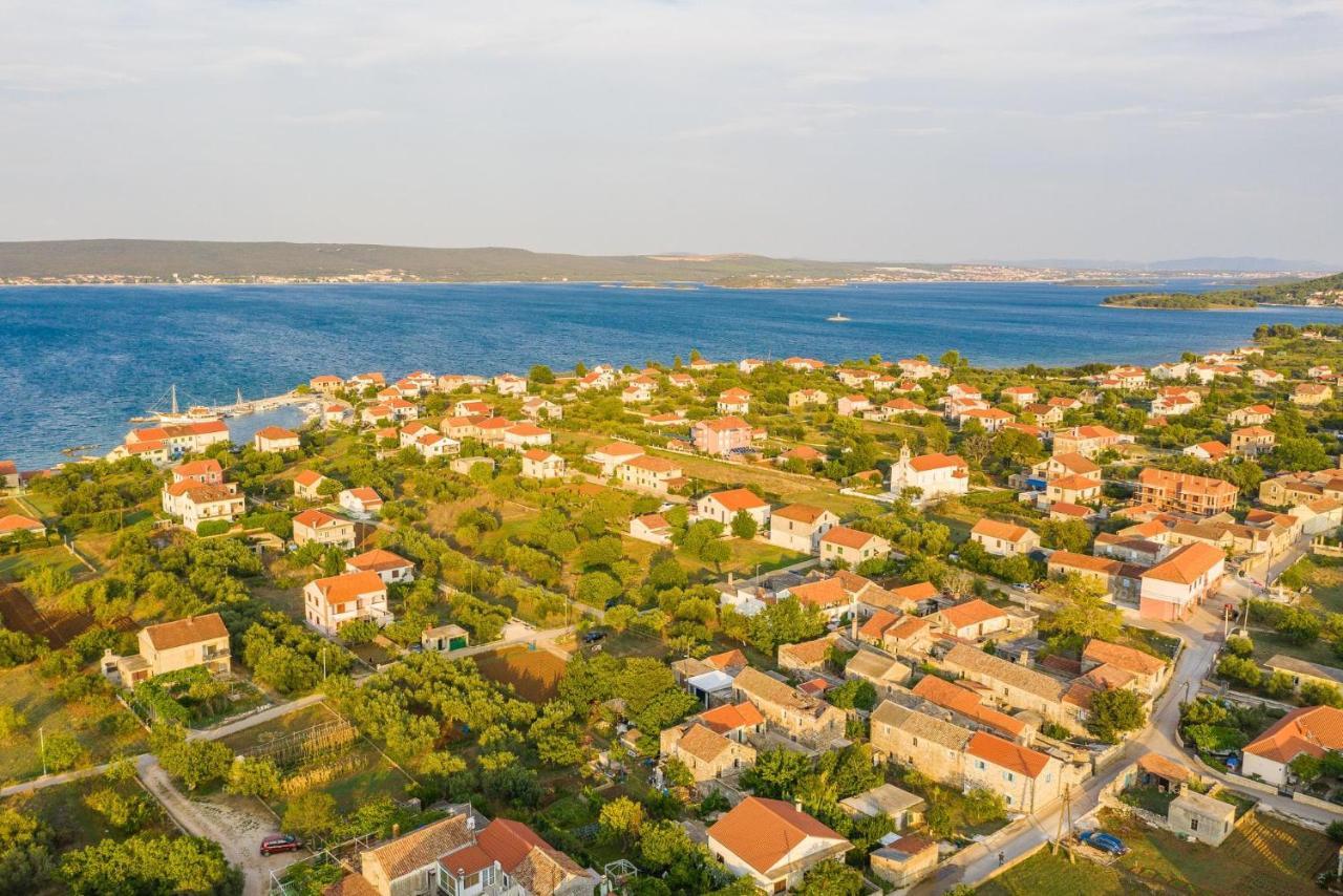 Holiday Home Lipa Nasa Neviđane Eksteriør bilde