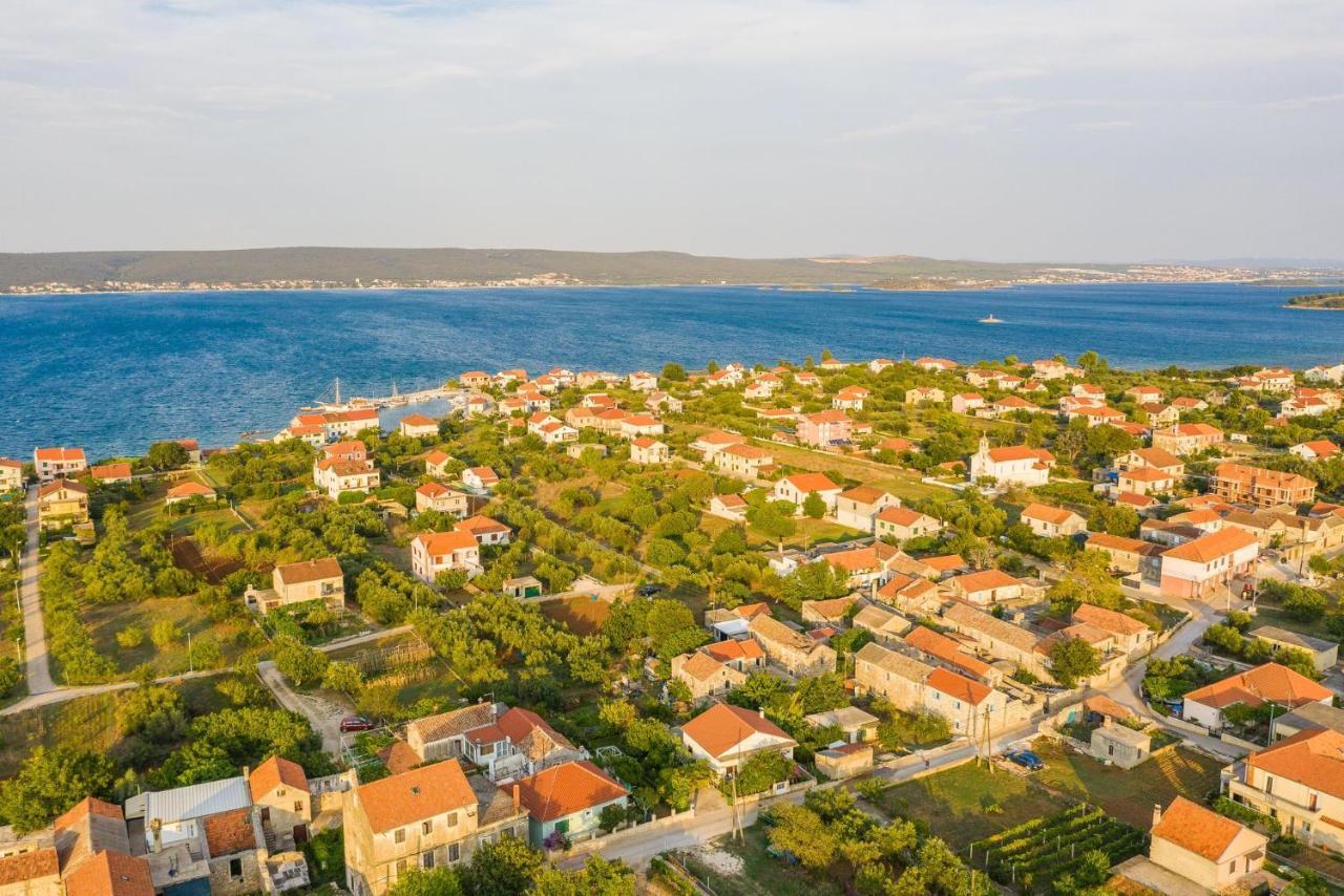 Holiday Home Lipa Nasa Neviđane Eksteriør bilde