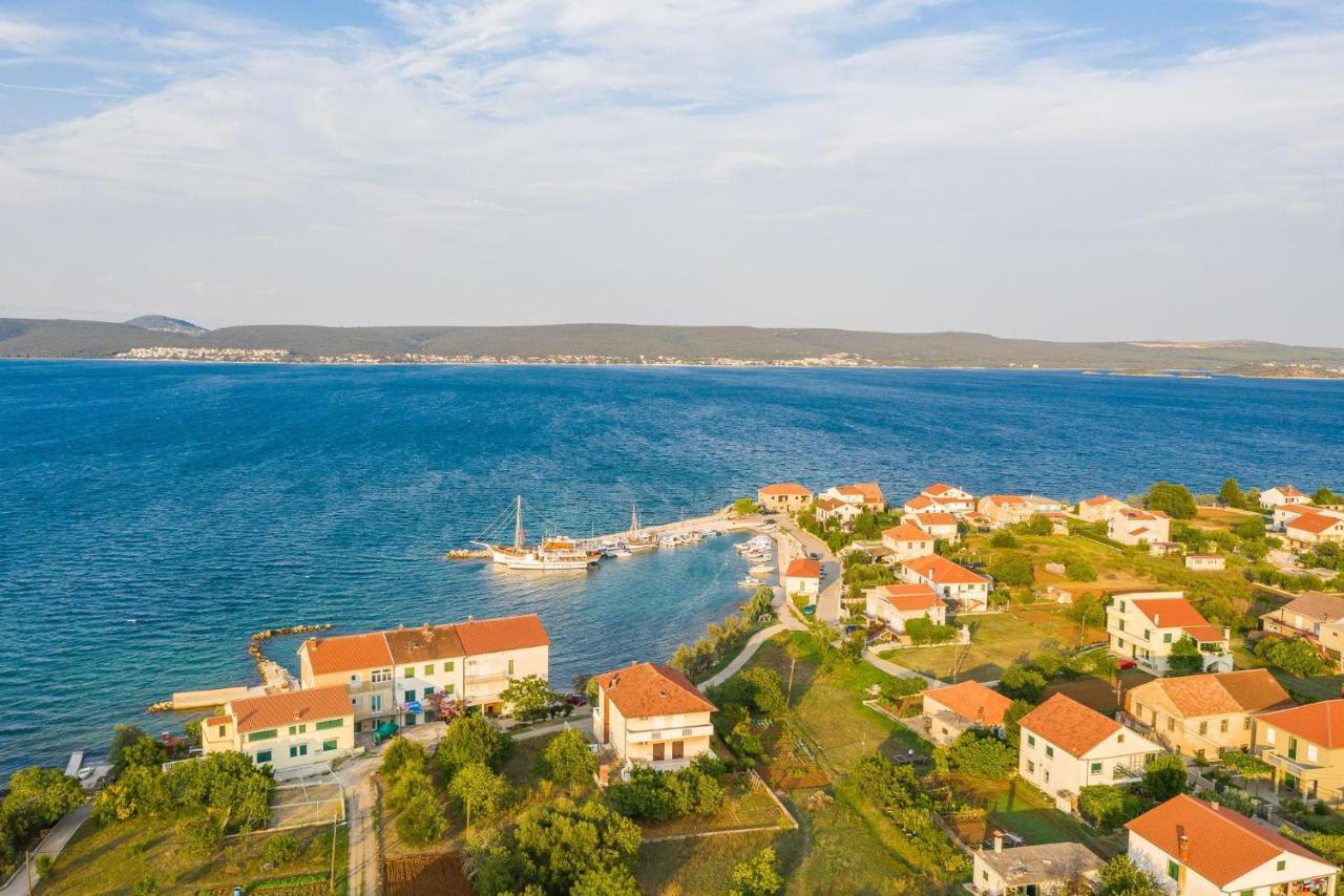 Holiday Home Lipa Nasa Neviđane Eksteriør bilde