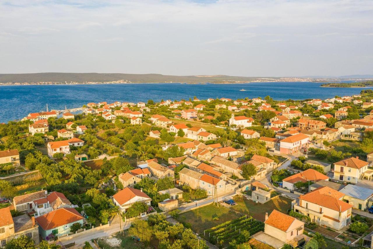 Holiday Home Lipa Nasa Neviđane Eksteriør bilde