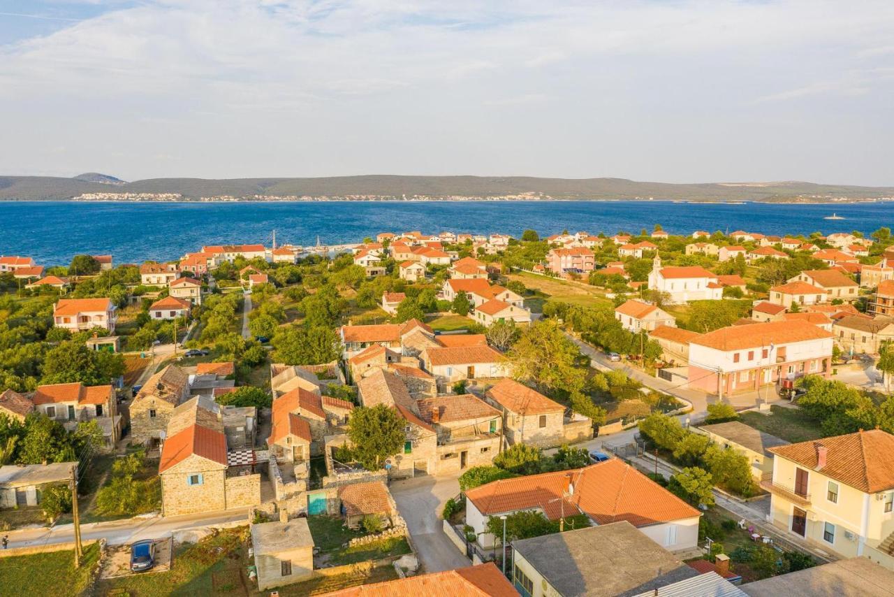 Holiday Home Lipa Nasa Neviđane Eksteriør bilde